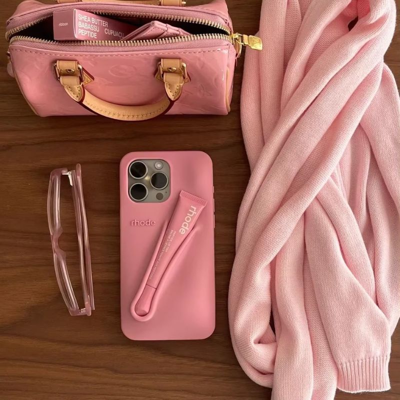 Capa para iPhone com Suporte para Batom – Elegância e Praticidade Sempre à Mão